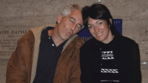 Jeffrey Epstein y Ghislaine Maxwell aparecen en esta imagen publicada por el Departamento de Justicia en Washington, D.C., EE. UU., el 19 de diciembre de 2025, como parte de un nuevo conjunto de documentos de sus investigaciones sobre el difunto financista y delincuente sexual convicto Jeffrey Epstein