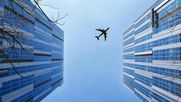 Avión volando entre edificios