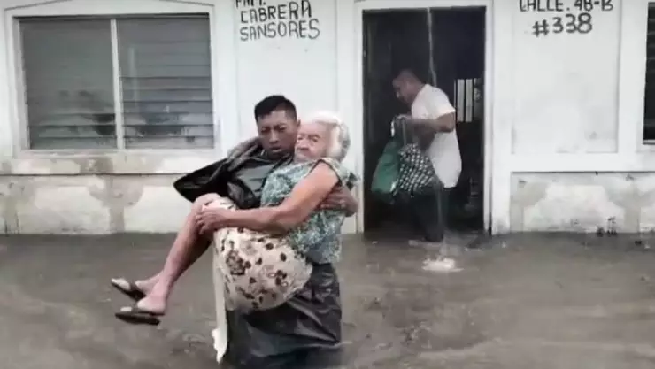 VIDEO_ Rescatan a abuelita que quedó atrapada por las fuertes lluvias en Tizimín