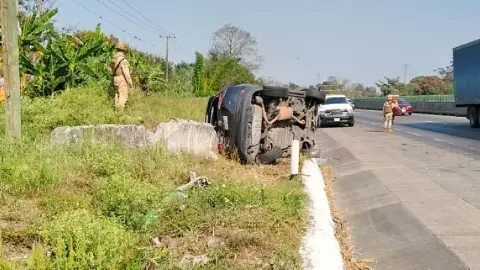 Volcadura de camioneta en autopista Puebla-Veracruz; hay una lesionada