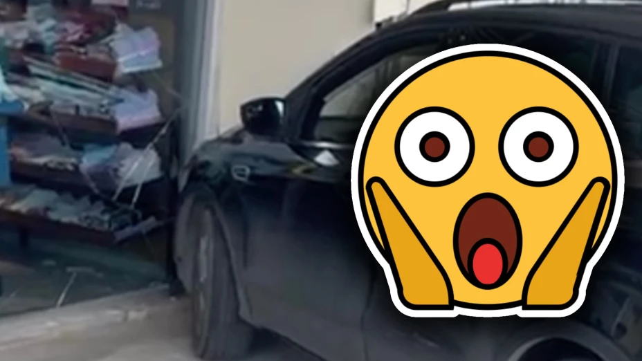 ¡Se estacionó en la tienda! Así fue como un vehículo terminó estampándose contra escaparate de una plaza en Cancún