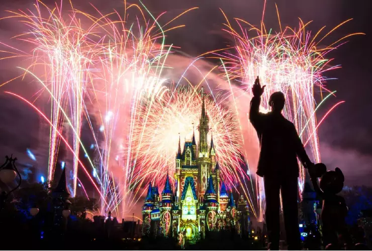 el maravilloso parque con la icónica estatua de su creador y Mickey Mouse
