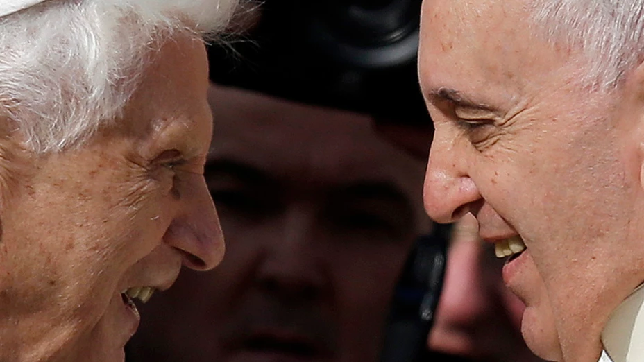 Benedicto XVI y Papa Francisco.