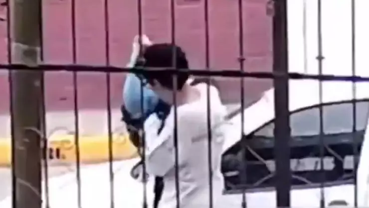 Momento en el que abandonan a un bebé en EdoMéx