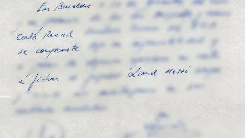 Servilleta contrato de Lionel Messi con Barcelona