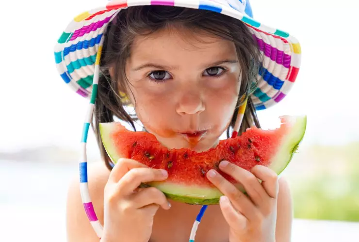 Consumir agua, frutas y verduras a diario evita la deshidratación