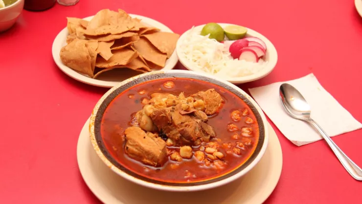El pozole le gana a la sopa de cebolla y al gumbo en el top de las mejores sopas del mundo