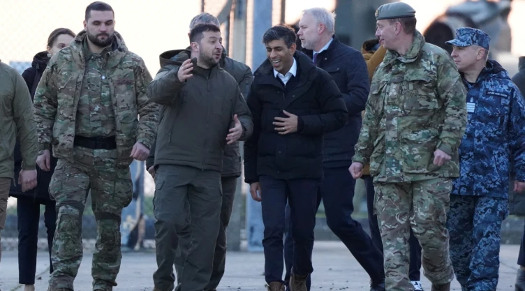 Rishi Sunak y Zelensky se reúnen con tropas ucranianas