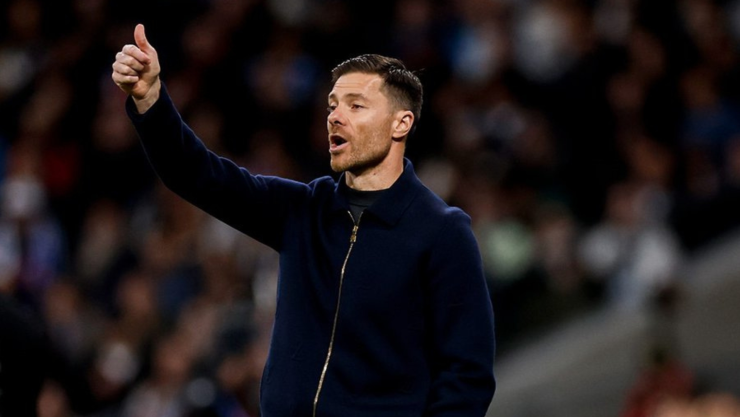 Xabi Alonso mientras dirigía en Real Madrid