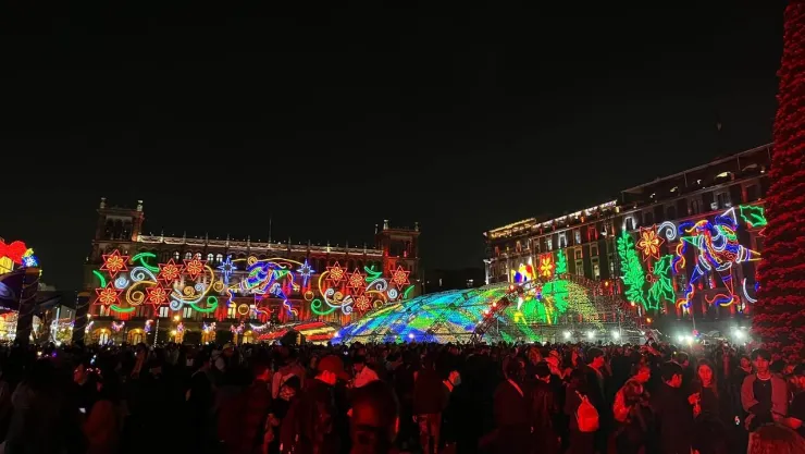 La Verbena Navideña 2024 ilumina las calles del Zócalo de la CDMX con piñatas, nochebuenas y estrellas luminosas.