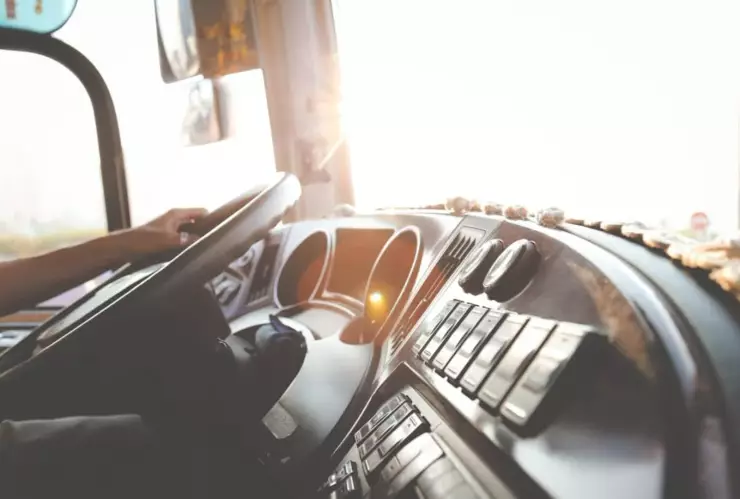 Autobús se impactó contra la fachada de un gimnasio.png