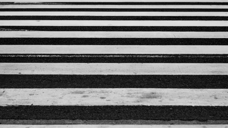 Día Mundial del Peatón: ¿por qué las rayas de los cruces peatonales son blancas?