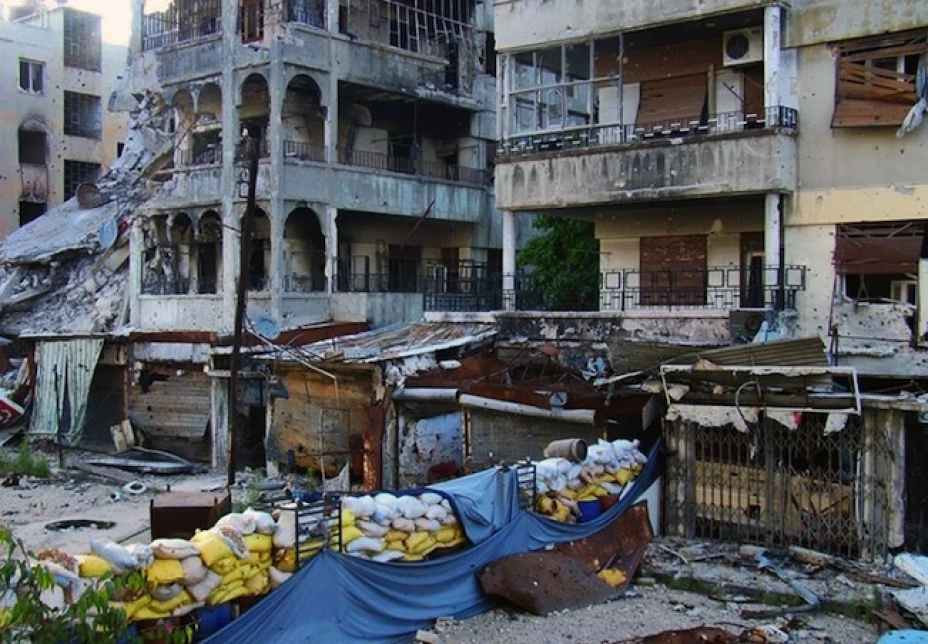 Viviendas destruidas por ataques aéreos del ejército en el vecindario de al-Qossur, Siria