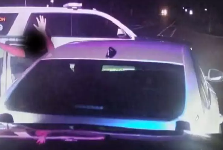 Policías detienen a niño de 10 años conduciendo un auto