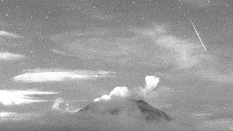 lluvia de estrellas junto al volc&aacute;n Popocat&eacute;petl