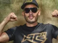 Julio Cesar Chavez Jr. mostrando músculo..jpg
