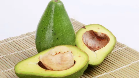 Adelgaza y presume tu figura con esta bebida de hueso de aguacate
