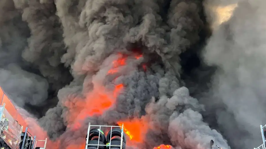 Incendio en un almacén tras un ataque con drones rusos cerca de Kiev, Ucrania.