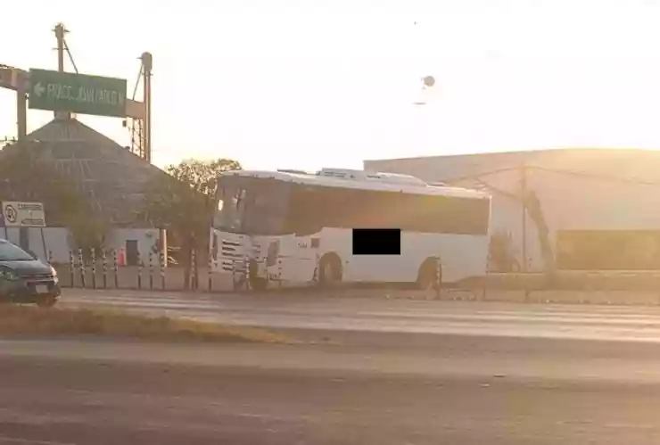 FOTOS_ Autobús quedó ATORADO en el periférico de Mérida y esto pasó