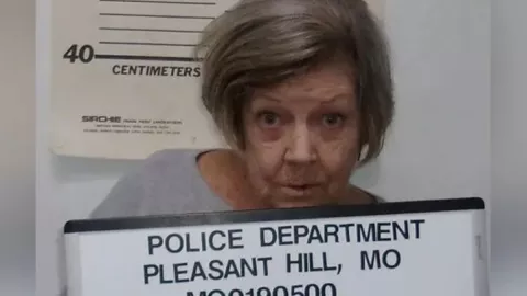 Una abuelita asalta banco en EU con una nota al cajero