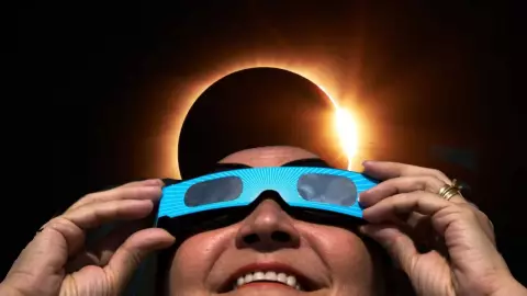 Cómo hacer tus propios LENTES para ver el ECLIPSE SOLAR este 14 Octubre; según la NASA.jpg