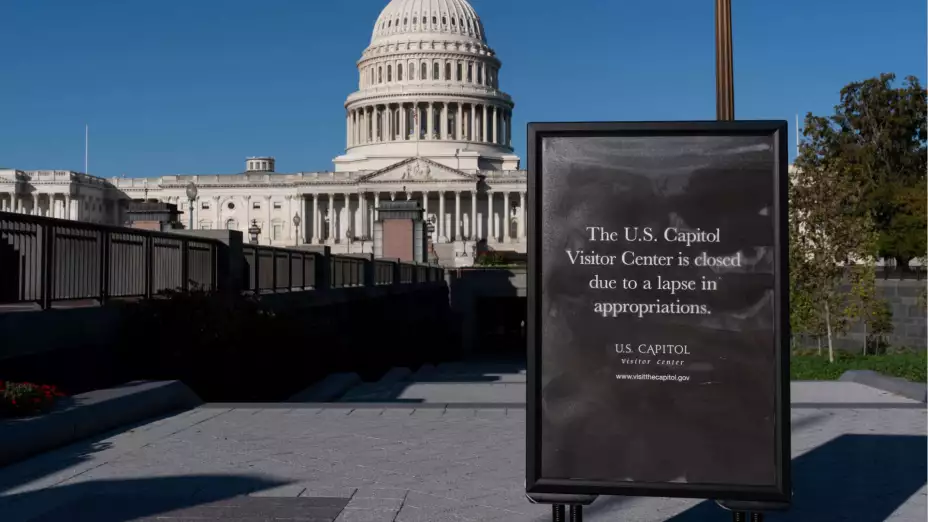 Un letrero para turistas en la entrada de visitantes del Capitolio, en Washington.