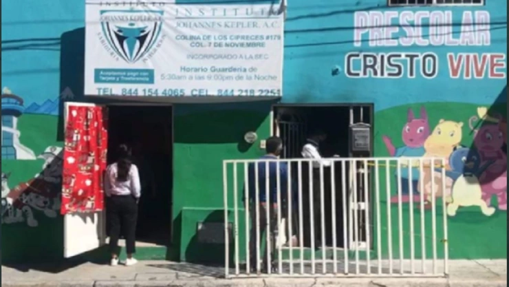 Veladora en altar de muertos provoca incendio en guardería de Saltillo