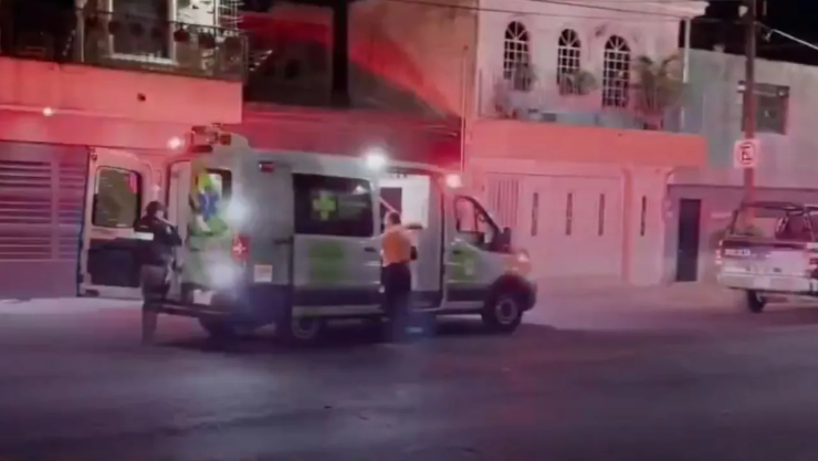 Hombre es atendido en ambulancia tras ataque a balazos en Guadalajara