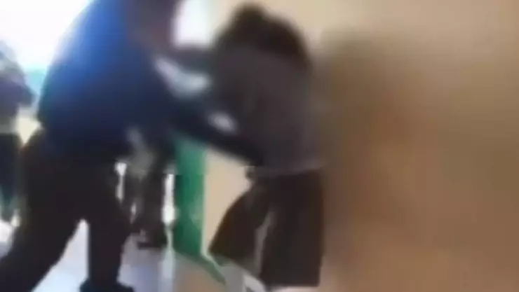 ¡Indignación! Alumna sufre brutal golpiza de su compañero en plena secundaria (+Video)