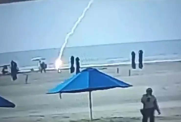 cae rayo a mujer en playa colombia