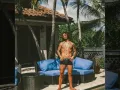 Maluma posando.jpg