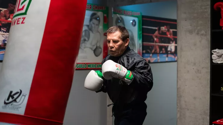 En la imagen aparece Julio César Chávez entrenando con un saco de Box en su nueva serie.