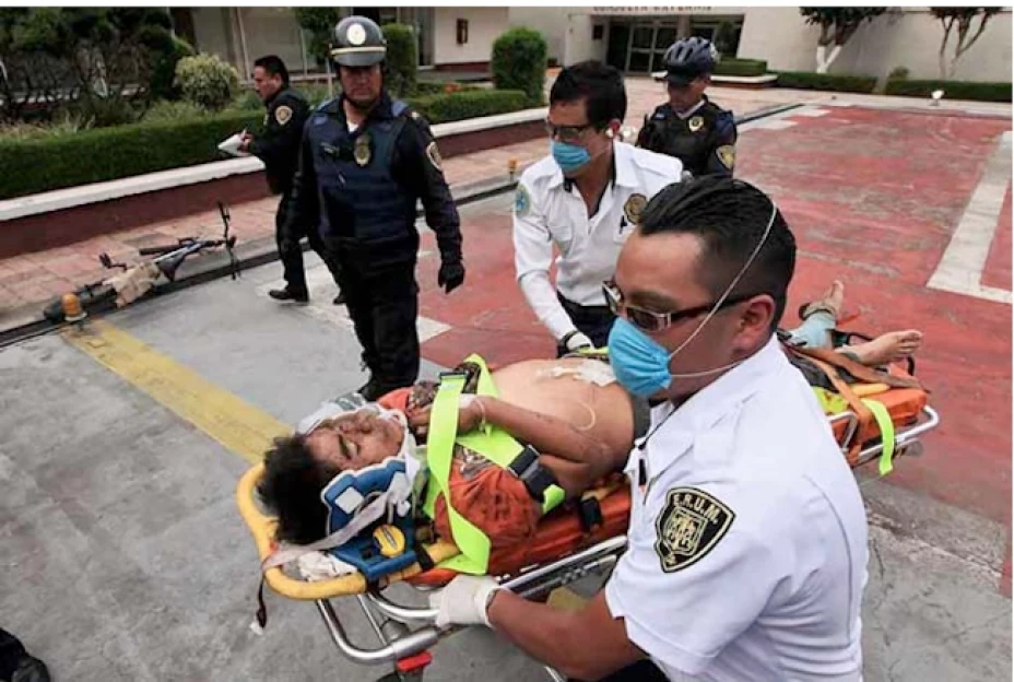 Elementos de la SSPDF rescataron a un adolescente de 13 años que cayó al crater del volcán Xitle