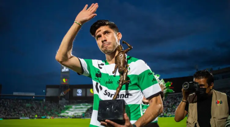 Oribe Peralta recibe premio con Santos
