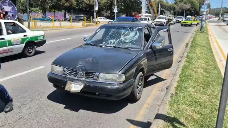 El vehículo involucrado presentó daños de consideración tras el impacto