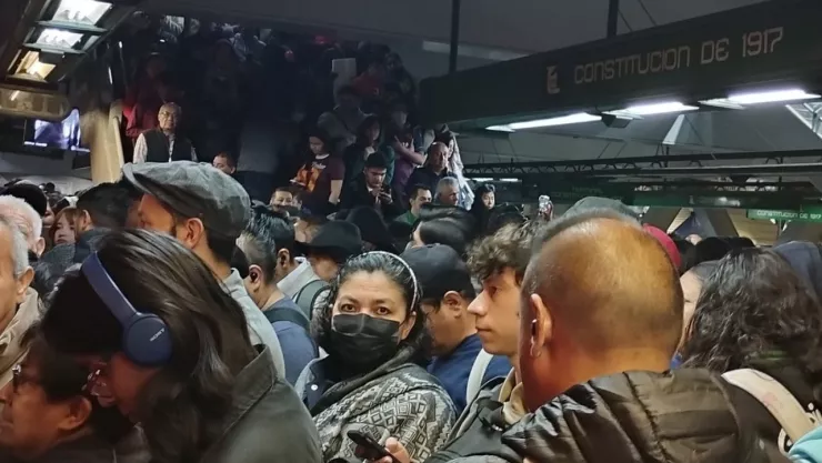 Metro CDMX y Metrobús con aglomeraciones