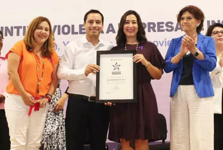 Mauricio Vila entrega Distintivos Violeta a favor de las mujeres