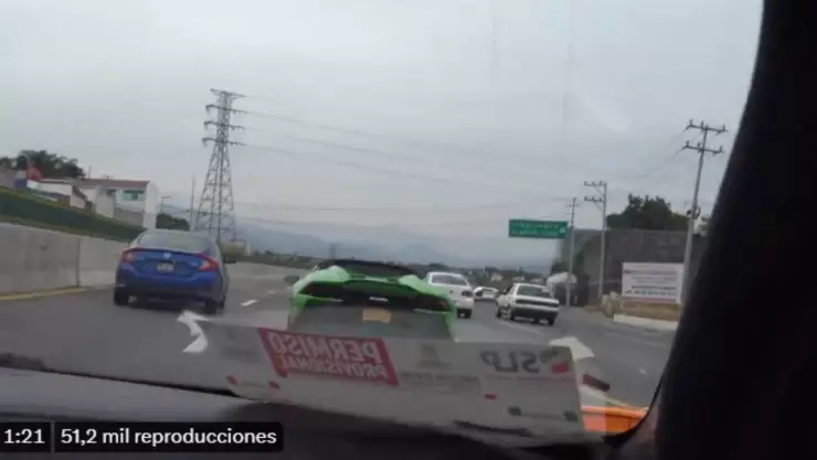 Autos deportivos a exceso de velocidad en Cuernavaca