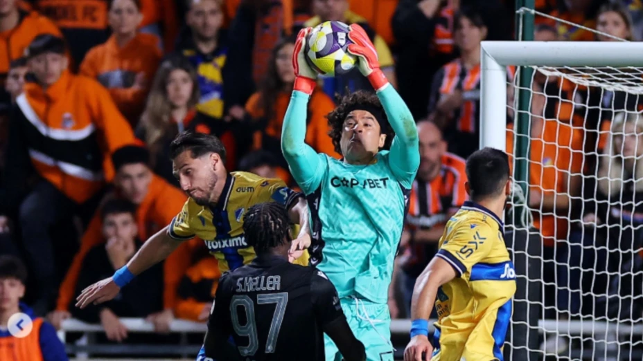 Guillermo Ochoa recibe gol olímpico en Chipre