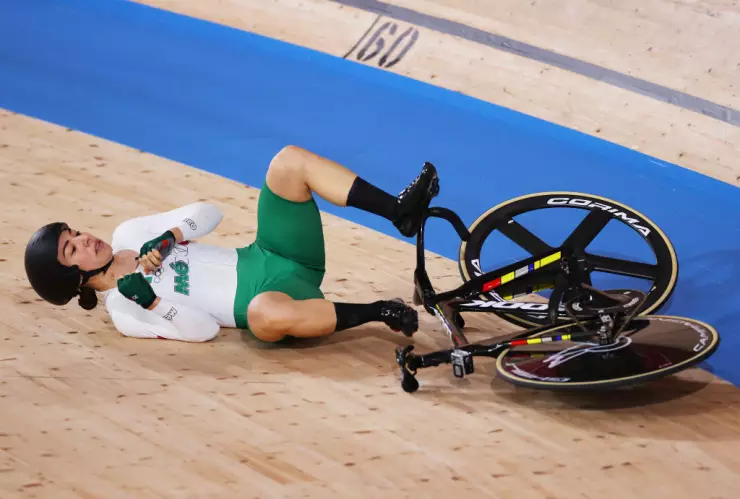 Daniela Gaxiola sufre caída y queda eliminada en ciclismo de pista