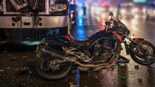 Tras el impacto, la mujer murió horas después en el hospital; su esposo continúa en estado delicado