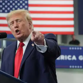 Donald Trump durante un mitin de campaña en Wasilla, Alaska.