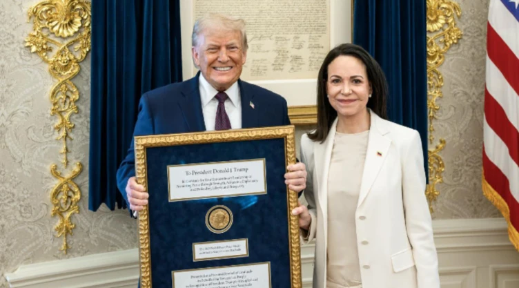 La líder opositora venezolana María Corina Machado es fotografiada en una reunión con el presidente estadounidense Donald Trump en la Casa Blanca en Washington, DC, EE. UU., el 15 de enero de 2026