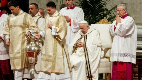 Visiblemente recuperado de bronquitis, Papa Francisco dirige misa de Jueves Santo en la Basilica de San Pedro.