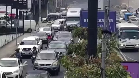 Tráiler sin frenos choca contra 33 autos en El Salvador