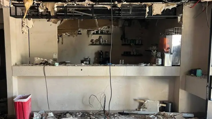 provocar daños en restaurante