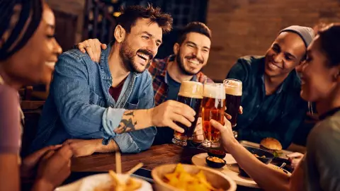 Un grupo de amigos que se encuentran felices