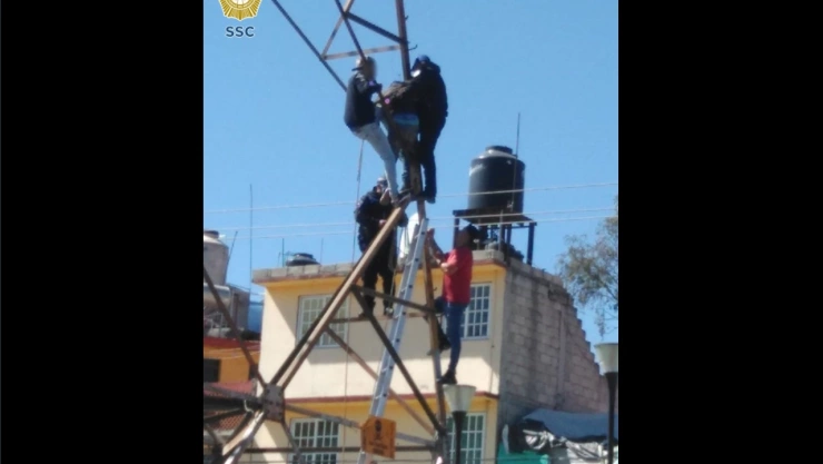 Policías de la CDMX rescataron a un hombre que intentó suicidarse en una torre de alta tensión luego de tener una discusión con su esposa.