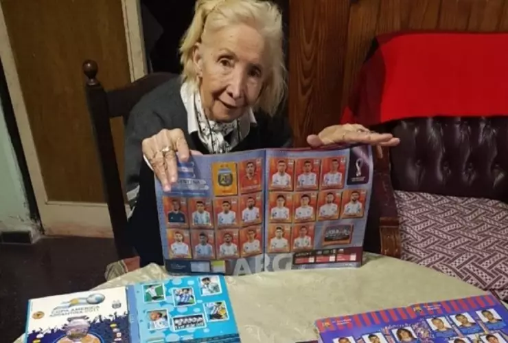 abuelita compra estampas del mundial
