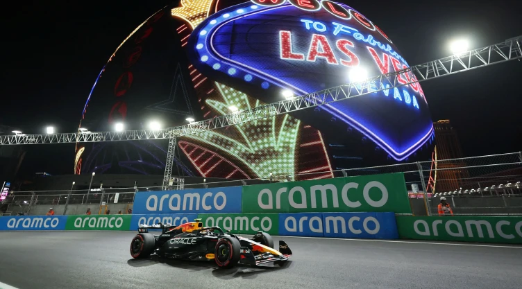 Checo Pérez en el Gran Premio de Las Vegas durante la clasificación